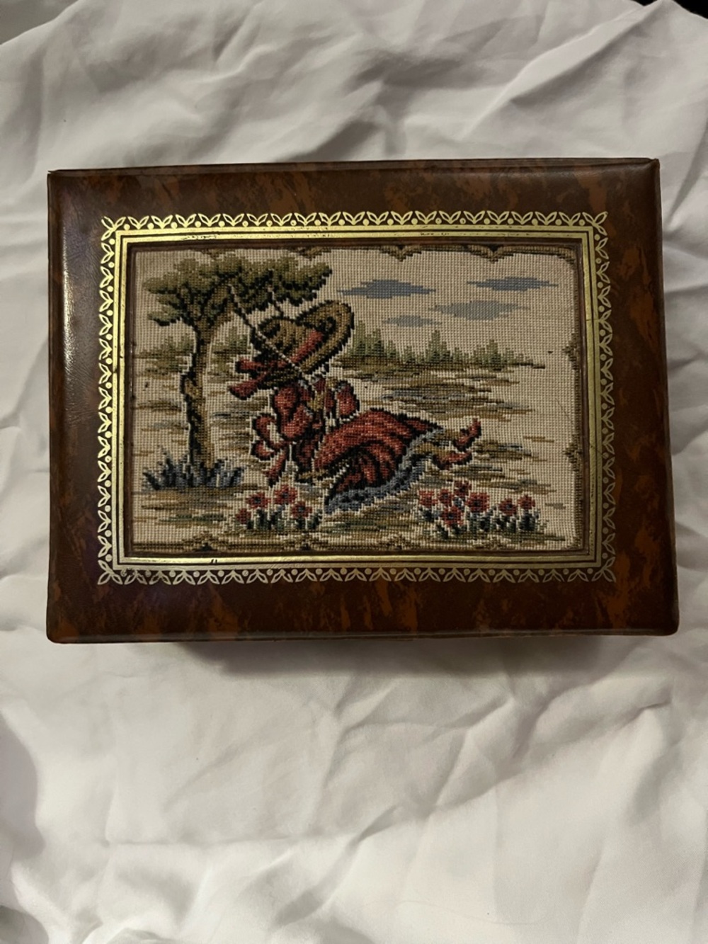 Vintage tapestry jewelry box - Picture 3 of 9
